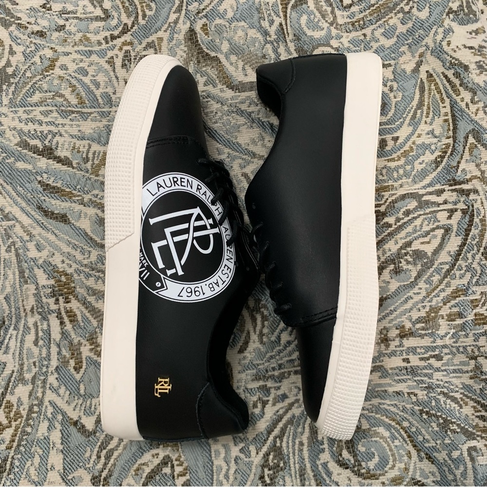 LAUREN Ralph Lauren causal tennis shoe. Brand new and a size 7 in US wmns.